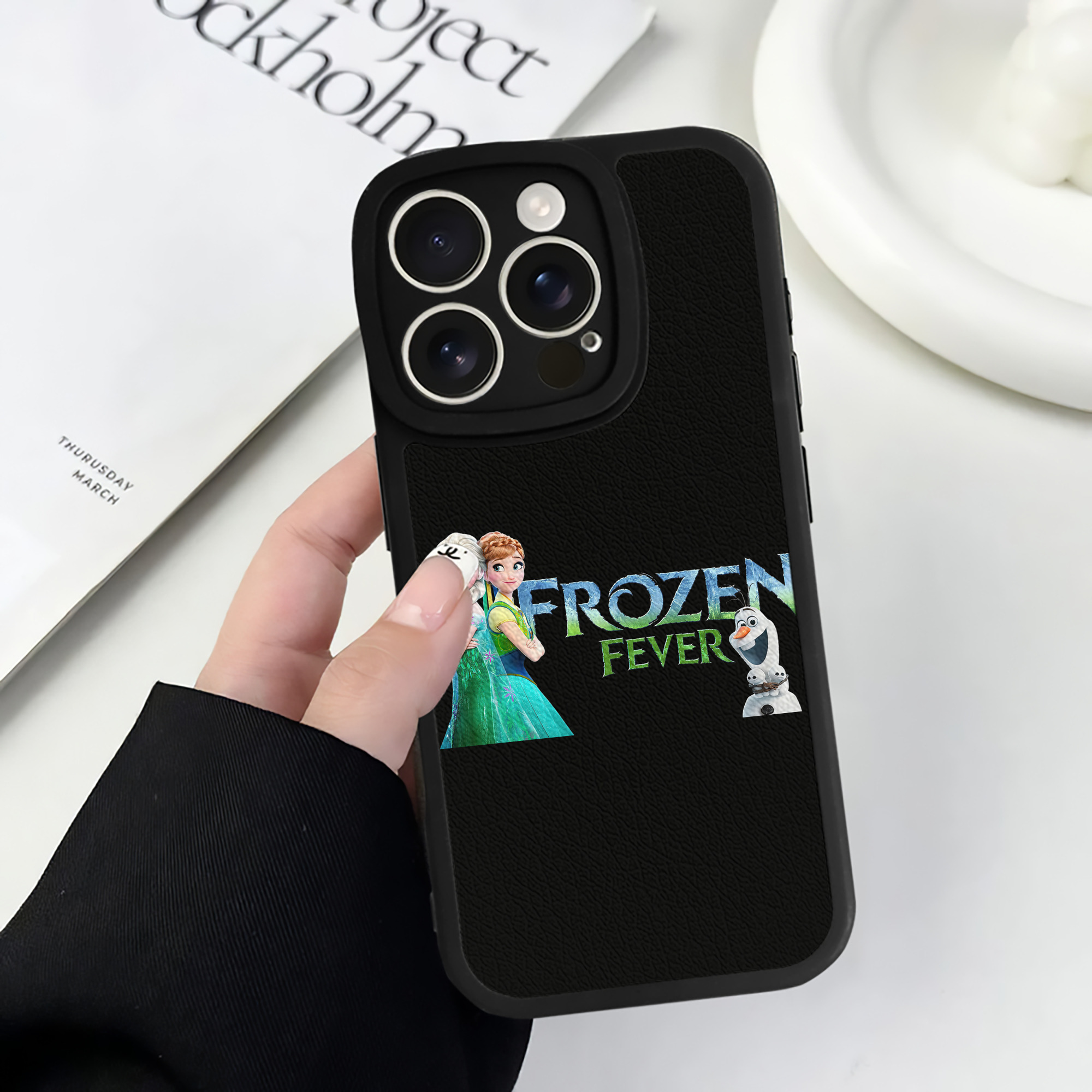 （画像用） アナと雪の女王 アンナ エルサ Frozen Anna Elsa 【iPhone 16シリーズ対応】シリコンスマホケース（レザー調） 材質：シリコン